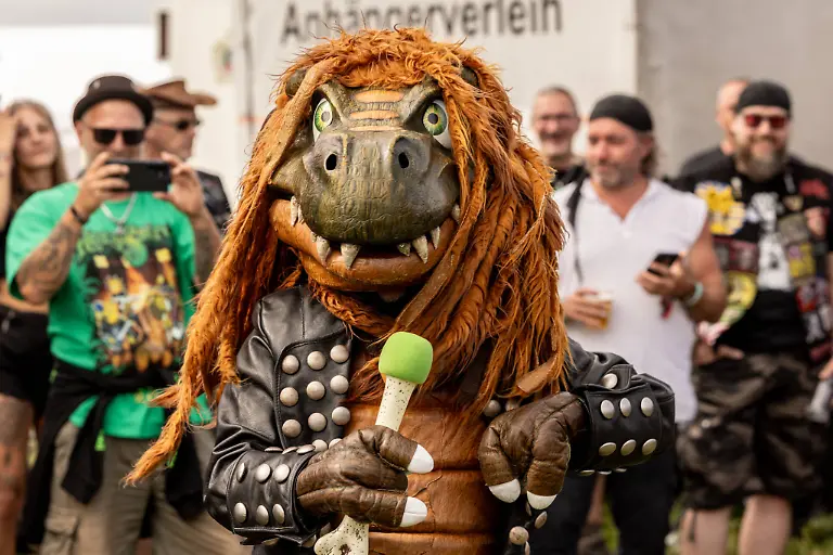 Der-Countdown-laeuft-zum-35-Wacken-Open-Air-Die-Band-Heavysaurus-gab-eine-Sondershow-Dienstag-und-nur-noch-24-Stunden-bis-zur-offiziellen-Eroeffnung-des-Inflields-durch-die-Veranstalte-Dien-bisher-eroeffneten-Eventflaechen-sind-bereits-so-gut-gefuellt-als-waere-das-Festival-bereits-gestartet-so-sind-fast-alle-der-85-000-Festivalbesucher-eingetroffen-Puenktlich-stimmt-nun-auch-das-Wetter-und-die-Hitze-wird-die-kommenden-Tage-anhalten-Wacken-Wacken-open-Air-Schleswig-Holstein-Deutschland-5DL8095-The-countdown-is-on-for-the-35th-Wacken-Open-Air-The-band-Heavysaurus-put-on-a-special-show-on-Tuesday-and-there-are-only-24-hours-left-until-the-official-opening-of-the-Infield-by-the-organizers