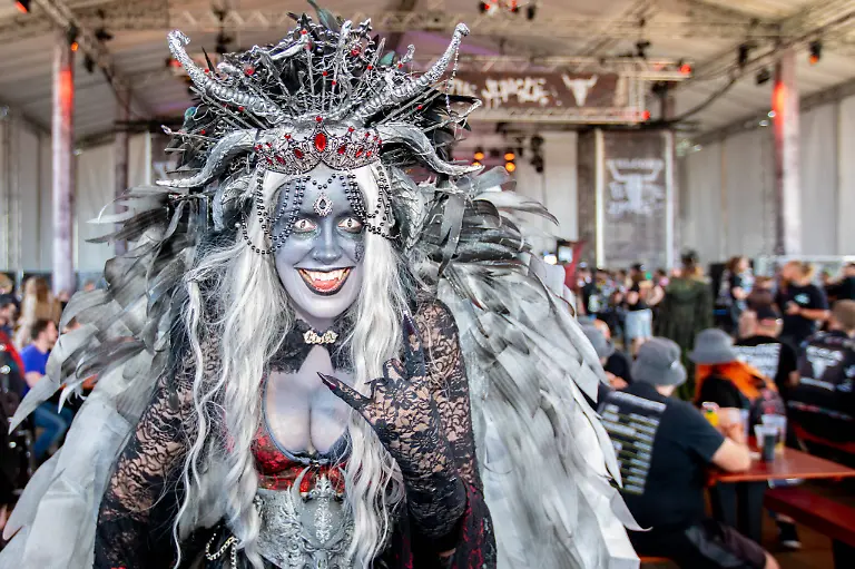 Der-Countdown-laeuft-zum-sonnigen-35-Wacken-Open-Air-Kostuemierte-Walking-Acts-unterhalten-die-Fans-Dienstag-und-nur-noch-24-Stunden-bis-zur-offiziellen-Eroeffnung-des-Inflields-durch-die-Veranstalte-Dien-bisher-eroeffneten-Eventflaechen-sind-bereits-so-gut-gefuellt-als-waere-das-Festival-bereits-gestartet-so-sind-fast-alle-der-85-000-Festivalbesucher-eingetroffen-Puenktlich-stimmt-nun-auch-das-Wetter-und-die-Hitze-wird-die-kommenden-Tage-anhalten-Wacken-Wacken-open-Air-Schleswig-Holstein-Deutschland-IVDJ6578-The-countdown-is-on-for-the-sunny-35th-Wacken-Open-Air-Costumed-walking-acts-are-entertaining-fans-on-Tuesday-and-there-are-only-24-hours-left-until-the-official-opening-of-the-Infield-by-the-organizers