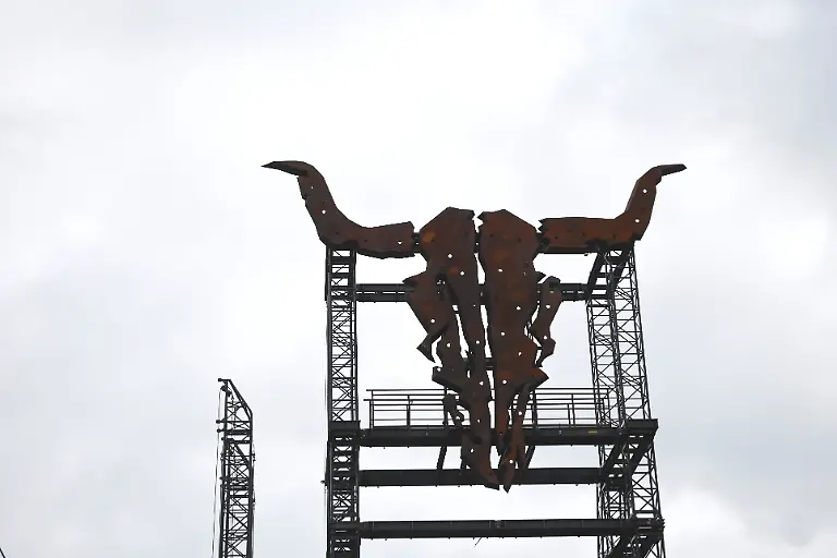 Der-Wacken-Bullhead-ist-an-der-Hauptbuehne-des-Wacken-Open-Airs-WOA-angebracht-Der-Schaedel-wurde-mit-einem-Kran-auf-die-Hauptbuehne-gehoben-Das-Wacken-Open-Air-WOA-vom-29-Juli-bis-zum-1-August-gilt-als-eines-der-groessten-Heavy-Metal-Festivals-der-Welt