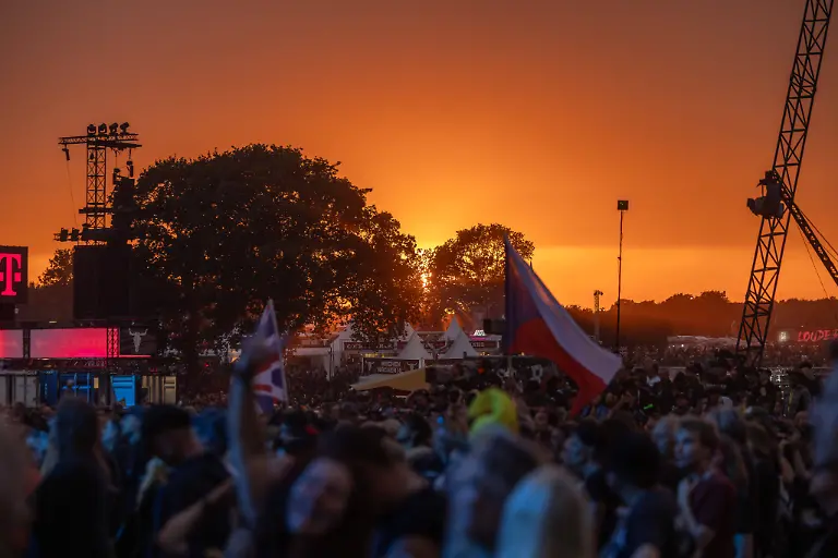 Das-35-Wacken-Open-Air-Tag-2-mit-Legenden-des-Metaks-unter-Sommerhitze-Der-zweite-Tag-Wacken-unter-Sommerhitze-und-die-Legenden-gaben-sich-die-Hand-auf-der-Buehne-Bis-in-die-Nacht-werden-nun-weitere-Stars-der-Szene-die-85-000-Fans-weiter-aufheitzen-ein-Schauer-ab-22-Uhr-wurde-fast-herbeigesehntt-Erst-am-Freitag-soll-sich-die-Lage-mit-milderen-Temperaturen-entspannen-Wacken-Wacken-open-Air-Schleswig-Holstein-Deutschland-5DL0190-Day-2-of-the-35th-Wacken-Open-Air-Metal-Legends-in-the-Summer-Heat-The-second-day-of-Wacken-took-place-in-the-summer-heat-and-the-legends-shared-the-stage-Well-into-the-night-more-stars-of-the-scene-will-continue-to-fire-up-the-85-000-fans-a-concert-starting-at-10-p-m-was-eagerly-eagerly-anticipated