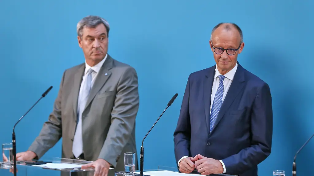 Berlin-Deutschland-Deutscher-Bundestag-Pressekonferenz-nach-Sondersitzung-der-Unionsfraktion-Markus-Soeder-CSU-und-Bundeskanzler-Friedrich-Merz-CDU