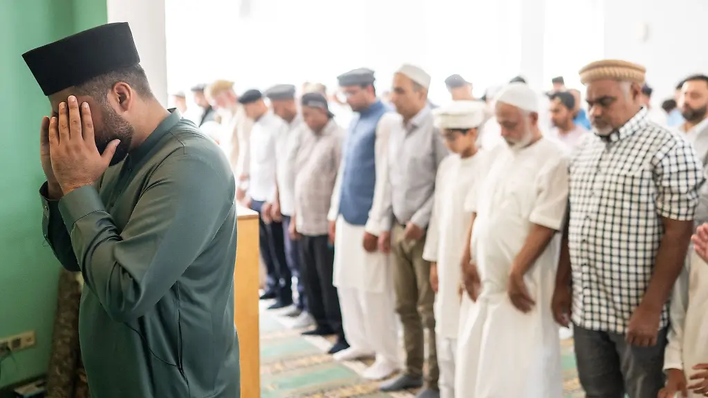 Das-Freitagsgebet-ist-feste-Tradition-im-Islam