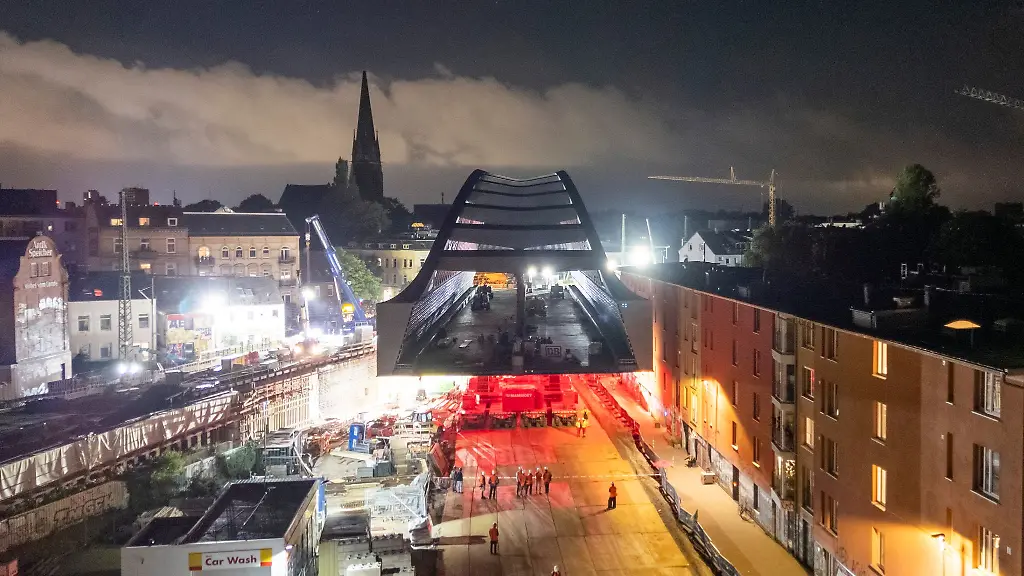 Eine-Bruecke-schwebt-durch-die-Stadt-Der-Rohbau-der-neuen-Sternbruecke-auf-dem-Weg-ins-Ziel
