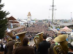 Wiesn-Besucherlenkung mit KI: Oktoberfest soll mit mehr Blasmusik sicherer werden