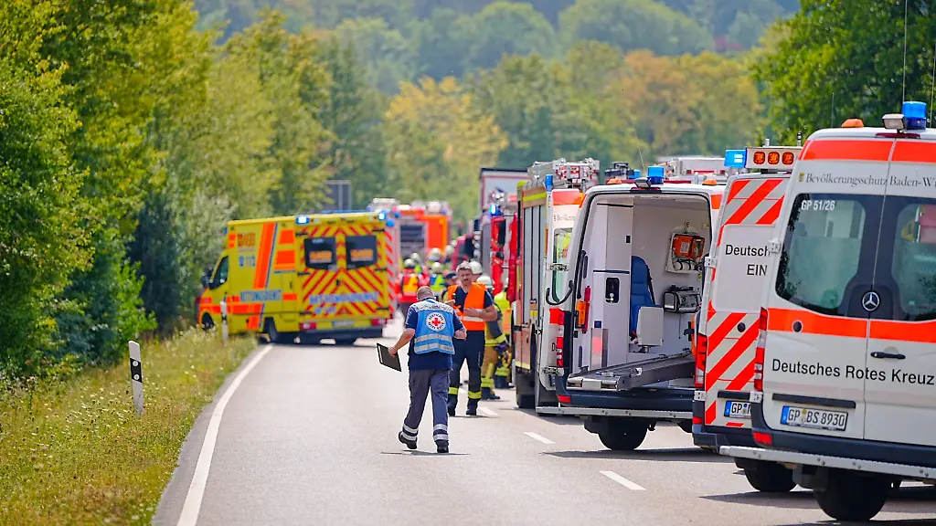 Zahlreiche-Rettungskraefte-wurden-an-die-Einsatzstelle-beordert