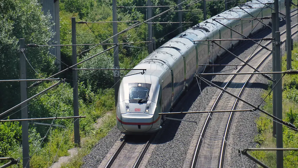 Einblicke-bei-einer-Bahnfahrt-mit-Start-in-Goettingen-Hbf-nach-Hannover-Hbf-auf-der-ICE-Strecke-bei-Northeim-Zugreise-in-Deutschland-mit-der-Bahn-im-ICE