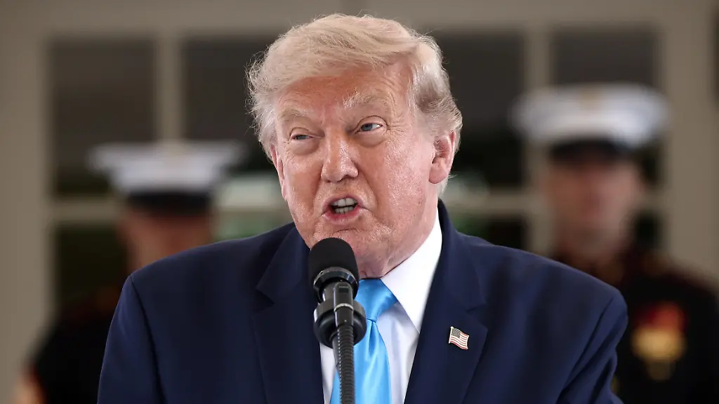 US-President-Donald-Trump-announces-a-program-to-allow-veterans-to-expedite-a-career-in-commercial-trucking-outside-the-White-House-in-Washington-DC-USA-30-July-2026-Known-as-the-Freedom-Haulers-program-the-initiative-would-allow-any-US-veteran-who-drove-heavy-equipment-to-be-automatically-eligible-for-a-commercial-trucking-license