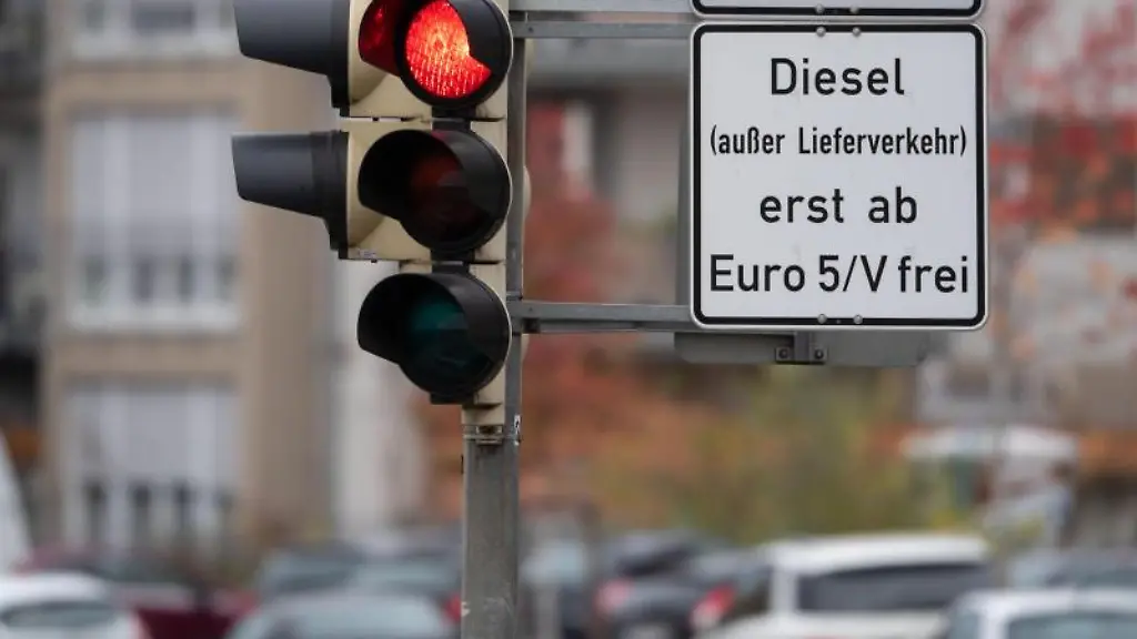Ein-Schild-weist-an-einer-roten-Ampel-auf-das-Diesel-Fahrverbot-fuer-Dieselfahrzeuge-unter-Euro-5-hin