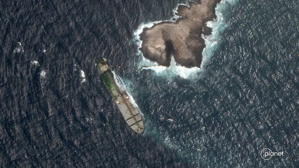 A-satellite-image-shows-the-Caroline-Bezengi-a-sanctioned-vessel-appeared-to-be-covered-in-a-coat-of-algae-off-the-coast-of-the-Dhofar-Governorate-Oman-July-19-2026-2026-Planet-Labs-PBC-Handout-via-REUTERS-THIS-IMAGE-HAS-BEEN-SUPPLIED-BY-A-THIRD-PARTY-MANDATORY-CREDIT