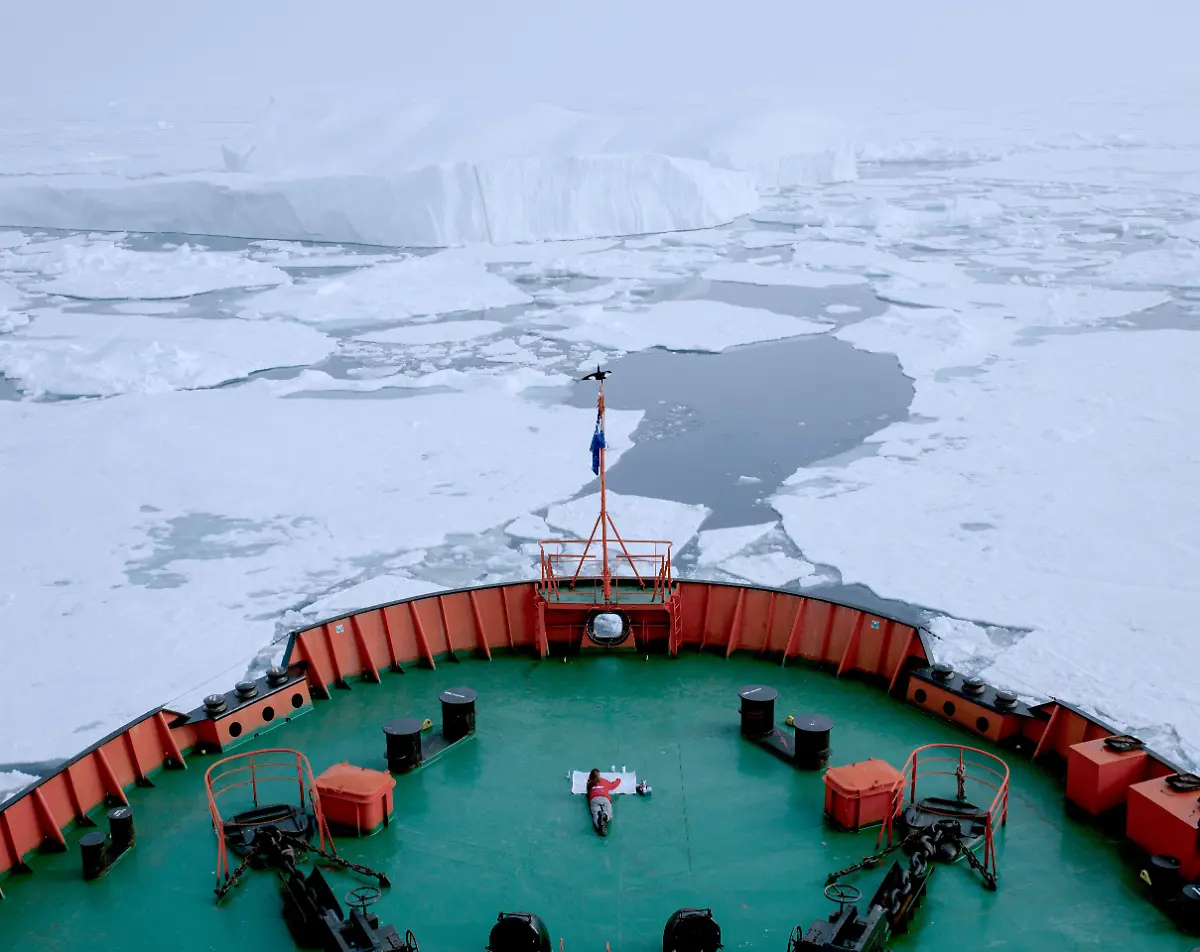 jpJmalend-am-Bug-mit-Eisberg-2