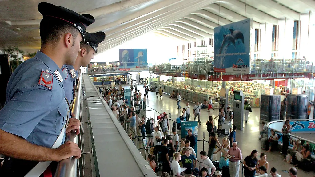 Italienische-Carabinieri-stehen-im-Bahnhof-Termini-in-Rom-am-27-07-2005-Wache-Jetzt-sollen-in-Italien-sogar-Soldaten-im-Kampf-gegen-den-Terror-zum-Einsatz-kommen-Praktisch-ueber-Nacht-hat-die-Regierung-von-Ministerpraesident-Silvio-Berlusconi-den-Vorschlag-auf-den-Tisch-gebracht-Der-Senat-stimmte-ohne-laengere-Debatte-zu-Es-geht-schnell-in-Italien-Regierung-und-Opposition-druecken-gewaltig-aufs-Tempo-arbeiten-fast-Hand-in-Hand-Innerhalb-von-Wochen-wurde-ein-Anti-Terror-Paket-aus-der-Taufe-gehoben-schon-in-den-naechsten-Tagen-soll-er-endgueltig-verabschiedet-werden-Es-herrscht-praktisch-ein-Klima-der-nationalen-Einheit-kommentiert-der-Corriere-della-Sera-Mailand-am-Donnerstag-Kein-Wunder-Italien-fuehlt-sich-bedroht-wie-kaum-ein-anderes-Land-in-Europa-EPA-DE-Renzis-zu-Korr-Wind-der-PanikW-Italien-bereitet-sich-auf-Terroranschlaege-vor-vom-28-07