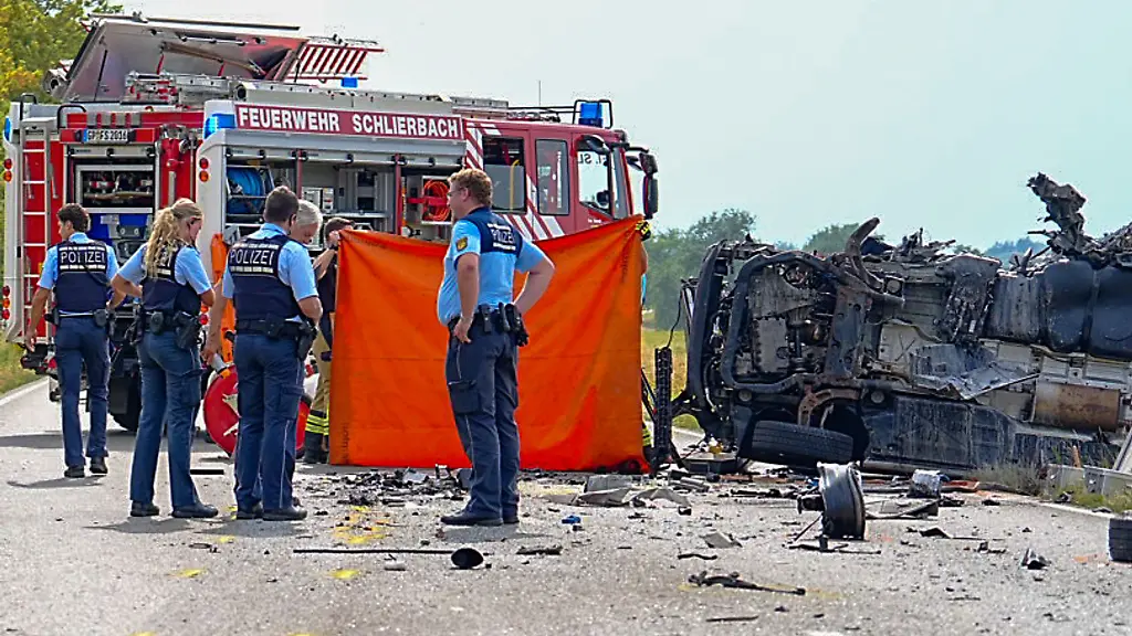 Zahlreiche-Rettungskraefte-wurden-an-die-Einsatzstelle-beordert