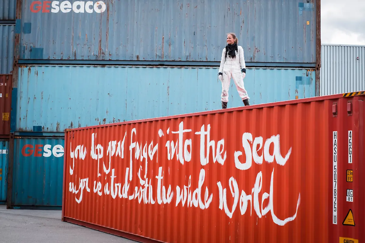 jpstehend-auf-dem-Container