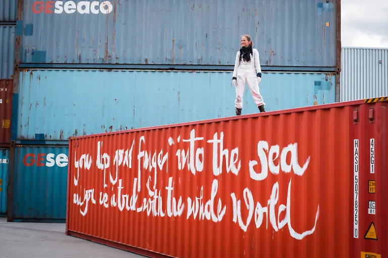 jpstehend-auf-dem-Container