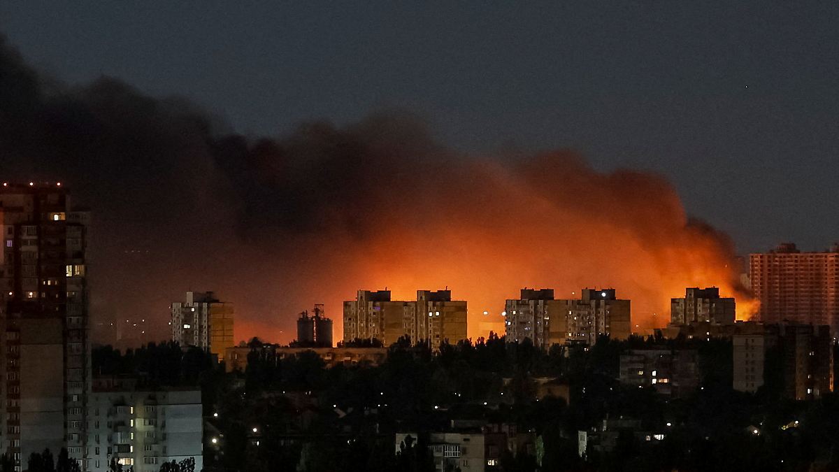 Rocket strikes before air raid sirens: The war's latest peak shakes ...
