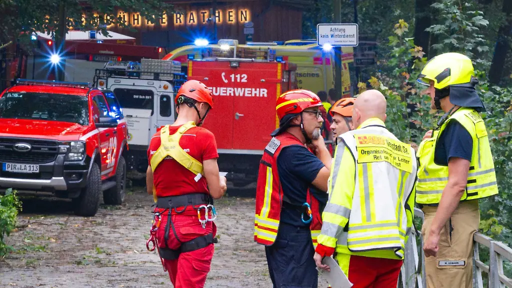 31-07-2026-Sachsen-Rathen-Einssatzkraefte-stehen-im-Bereich-der-Felsenbuehne-Rathen-Bei-einem-Unwetter-in-Sachsen-ist-ein-Mann-ums-Leben-gekommen-Er-sei-in-Rathen-von-einem-umgestuerzten-Baum-erschlagen-worden-sagte-ein-Polizeisprecher-Weitere-Details-waren-zunaechst-unklar