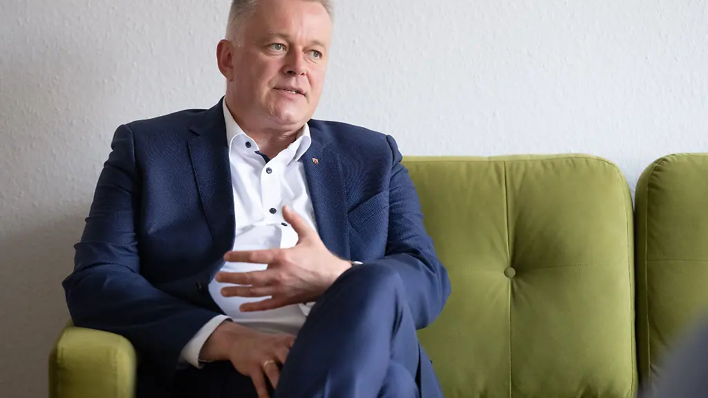 Ministerpraesident-Schnieder-sucht-im-stressigen-Alltag-Ruhe-um-aufzutanken