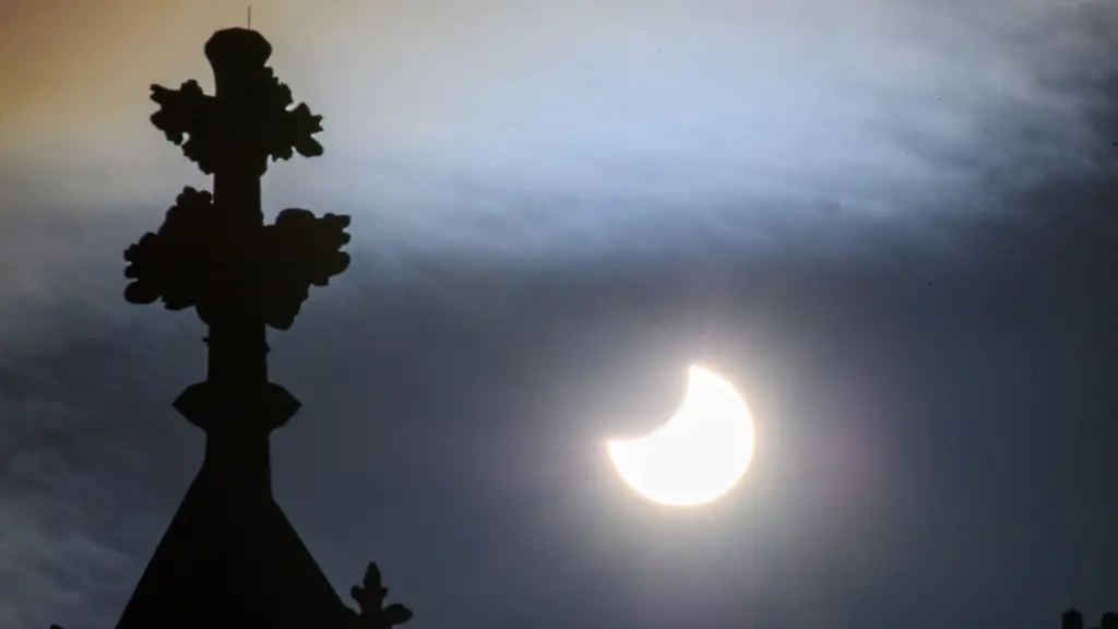 Der-Mond-schiebt-sich-waehrend-der-partiellen-Sonnenfinsternis-ueber-dem-Dom-der-Landeshauptstadt-von-Sachsen-Anhalt-vor-die-Sonne