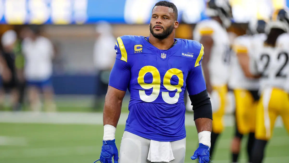 INGLEWOOD-CA-OCTOBER-22-Los-Angeles-Rams-defensive-tackle-Aaron-Donald-99-stands-on-the-field-during-an-officials-review-in-the-fourth-quarter-of-an-NFL-American-Football-Herren-USA-regular-season-game-between-the-Pittsburgh-Steelers-and-Los-Angeles-Rams-on-October-22-2023-at-SoFi-Stadium-in-Inglewood-CA