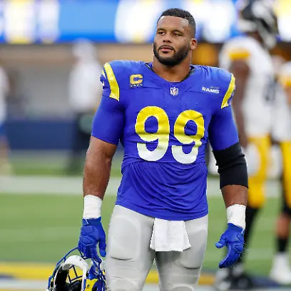 INGLEWOOD-CA-OCTOBER-22-Los-Angeles-Rams-defensive-tackle-Aaron-Donald-99-stands-on-the-field-during-an-officials-review-in-the-fourth-quarter-of-an-NFL-American-Football-Herren-USA-regular-season-game-between-the-Pittsburgh-Steelers-and-Los-Angeles-Rams-on-October-22-2023-at-SoFi-Stadium-in-Inglewood-CA