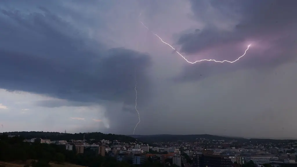 Vereinzelte-Schauer-und-Gewitter-bleiben-dem-Suedwesten-auch-in-den-naechsten-Tag-erhalten