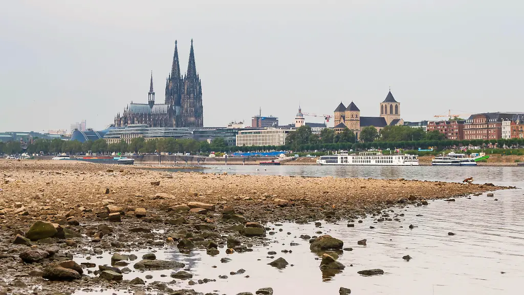 Ein-Frachtschiff-faehrt-bei-Niedrigwasser-mit-geringer-Ladung-ueber-den-Rhein-am-Dom-in-Koeln-vorbei-Foto-vom-31-08-2026-Die-Pegelstaende-im-Rhein-grenzen-teils-an-Tiefstwerten-In-Koeln-wird-ein-historischer-Tiefstand-befuerchtet-Das-Niedrigwasser-hat-massive-Auswirkungen-auf-die-Schifffahrt-Gueterschiffe-muessen-ihre-Ladung-teils-um-mehr-als-die-Haelfte-reduzieren-Personenfahrten-fallen-teilweise-aus