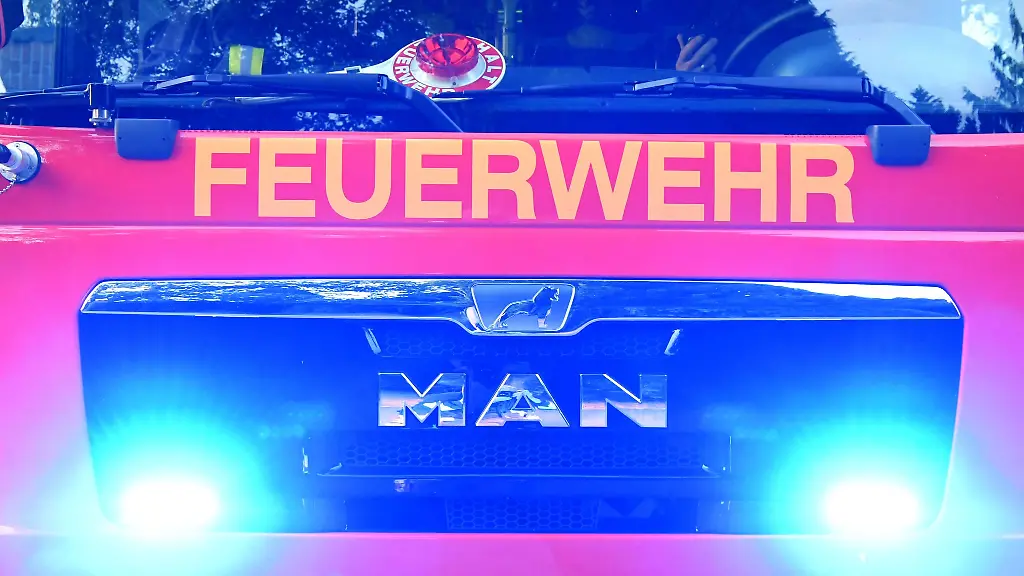 Ein-Holzhaus-ausserhalb-von-Arpsdorf-ist-in-der-Nacht-abgebrannt