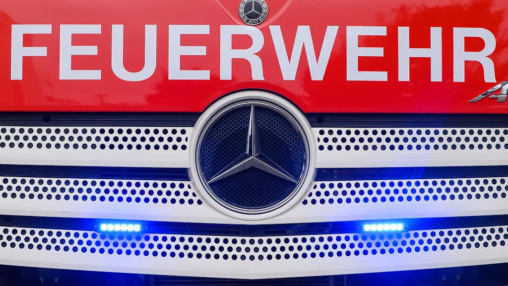 60-Feuerwehrkraefte-loeschten-den-Brand-auf-einem-Gelaende