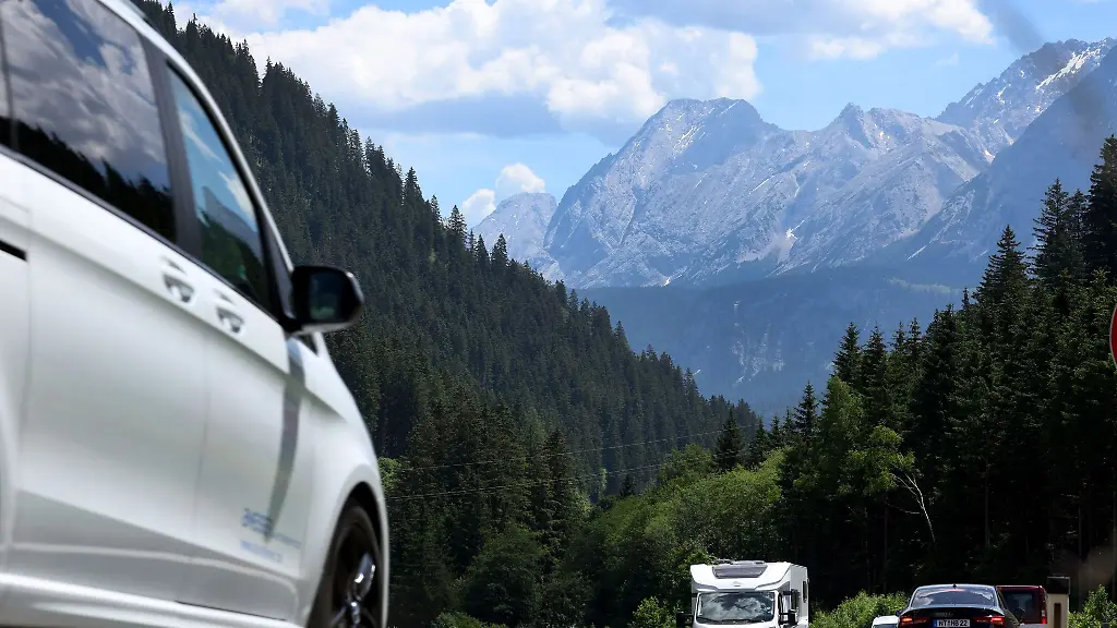Der-Fernpass-war-wegen-einer-Demonstration-gesperrt-Archiv