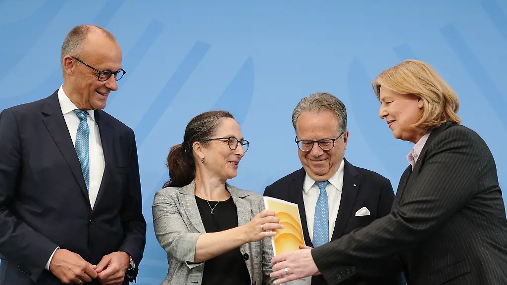 Die-Vorsitzenden-der-Kommission-Constanze-Janda-2-v-l-und-Frank-Juergen-Weise-2-v-r-uebergeben-den-Bericht-der-Alterssicherungskommission-ueber-umfassende-Schritte-als-Grundlage-fuer-eine-Rentenreform-an-Bundeskanzler-Friedrich-Merz-CDU-und-Baerbel-Bas-SPD-Bundesministerin-fuer-Arbeit-und-Soziales-und-SPD-Parteivorsitzende