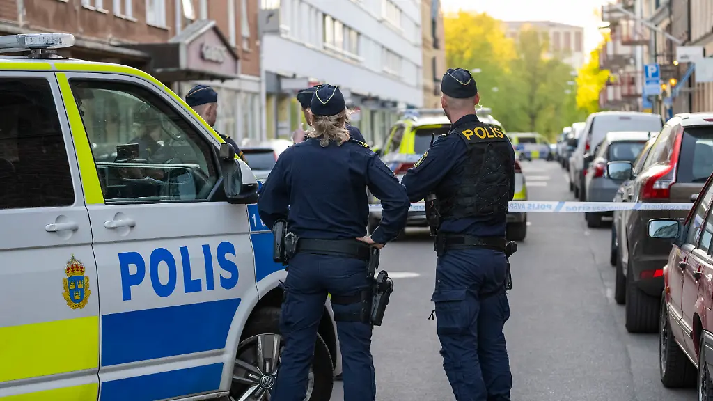 KRISTIANSTAD-2026-05-09-Polis-pa-plats-pa-Oestra-Storgatan-i-Kristianstad-efter-en-knivskaerning-pa-loerdagskvaellen-Vid-20-tiden-meddelade-polisen-att-den-knivskadade-mannen-avlidit-av-sina-skador