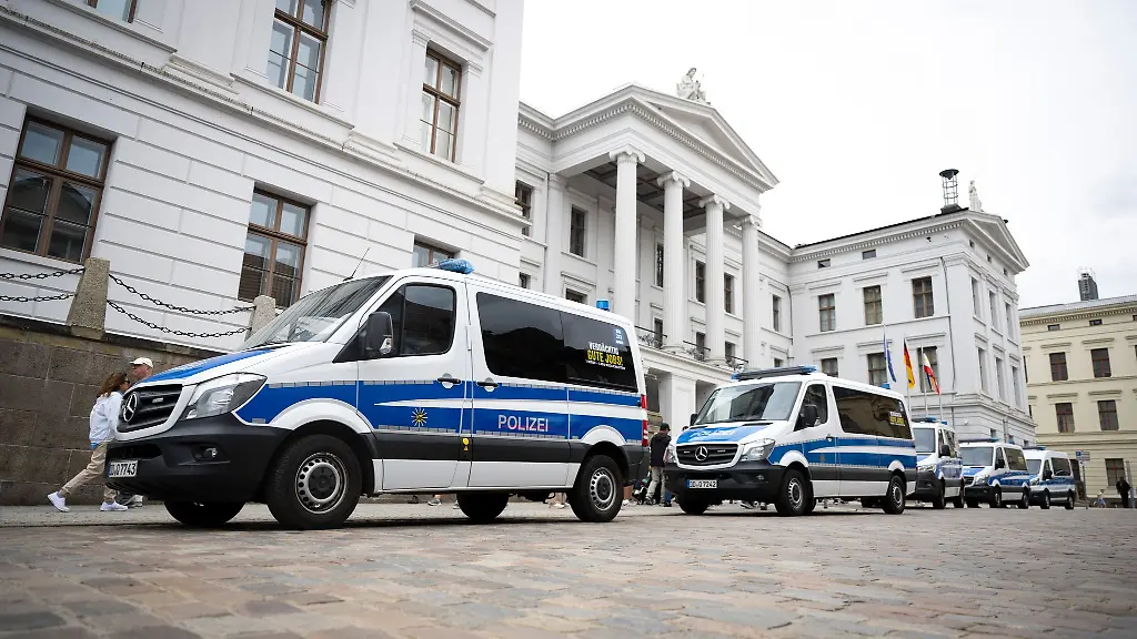 Die-Polizei-zeigt-bereits-Stunden-vor-Beginn-der-Demos-in-Schwerin-Praesenz-in-der-Innenstadt