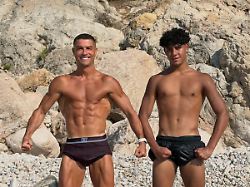 Muskulöse Urlaubsgrüße: Cristiano Ronaldo posiert oberkörperfrei mit seinem Sohn