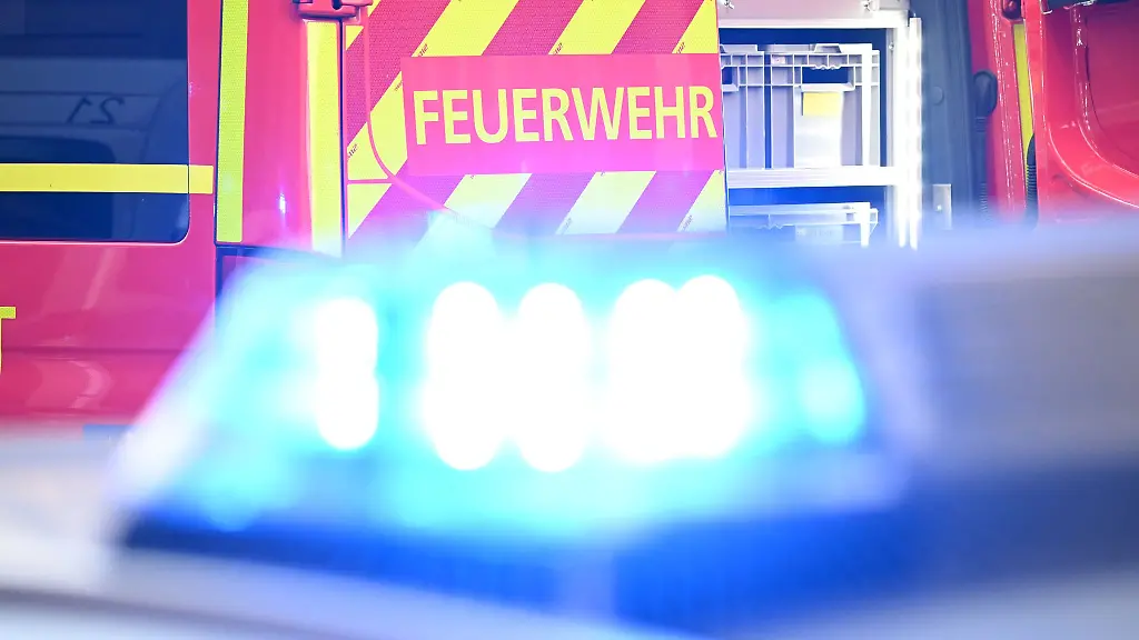 Die-Feuerwehr-musste-den-78-Jaehrigen-aus-seinem-Auto-retten