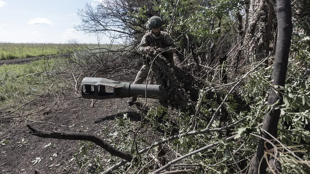 16-07-2023-Ukraine-Soldaten-der-56th-Motorisierten-Brigade-der-Ukrainischen-Armee-schiessen-mit-einer-D20-Haubitze-auf-russische-Positionen-bei-Bakhmut-Sonderkonditionen-ab-1-2-Seite-und-Titelverwendung-Nutzung-nur-nach-vorheriger-Preisvereinbarung-mit-picture-alliance-moeglich