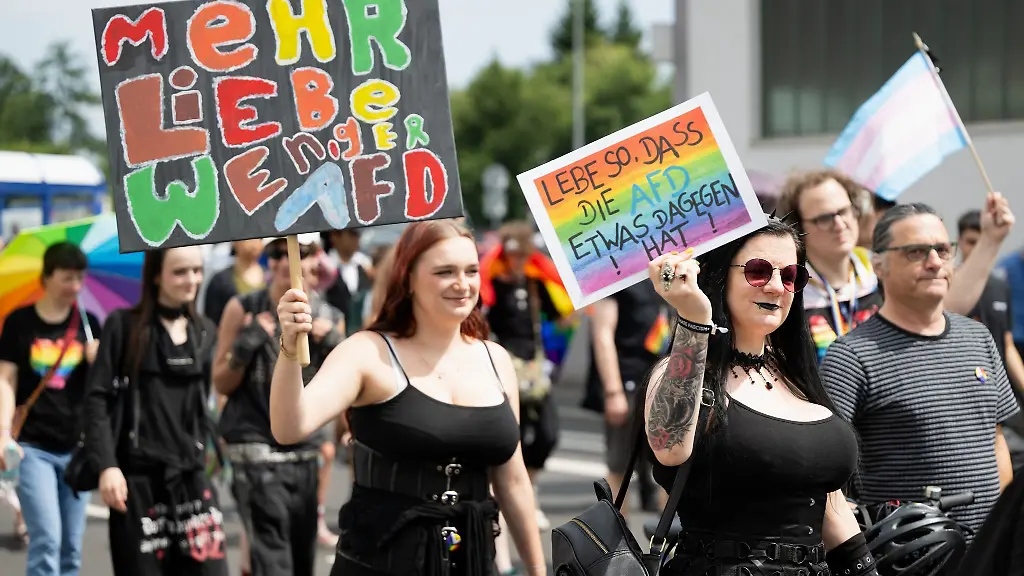 Viele-Menschen-kamen-in-Schwarz