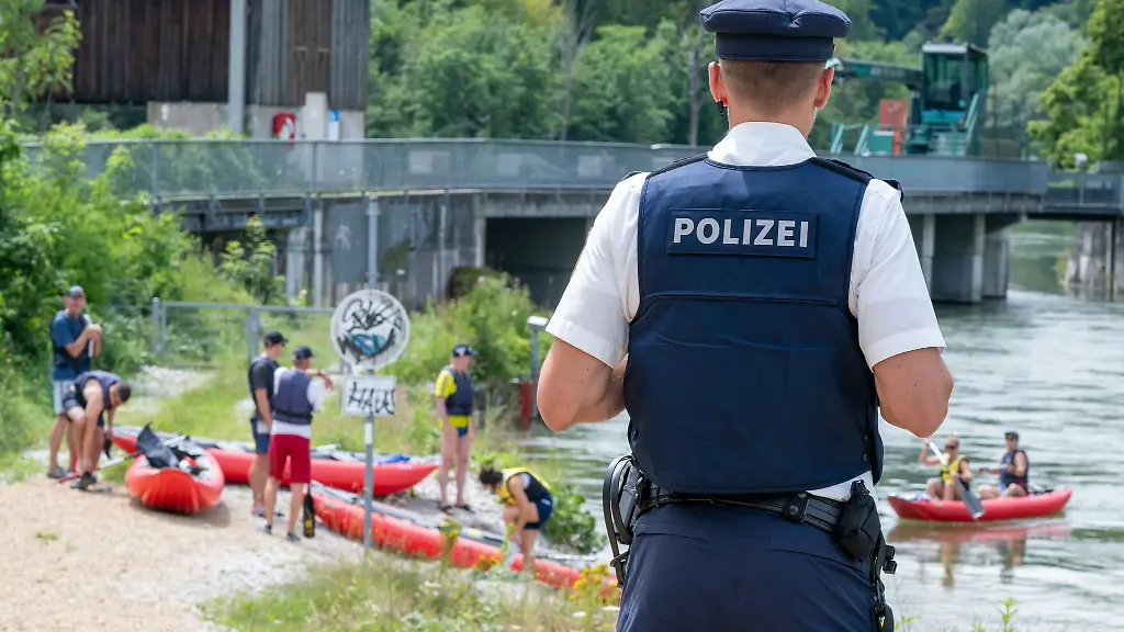 An-der-Isar-hat-die-Polizei-Schlauchboote-kontrolliert-und-einige-Verstoesse-festgestellt