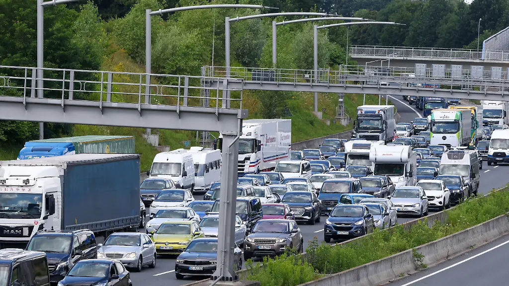 ARCHIV-10-07-2026-Hamburg-Teils-stockender-Verkehr-und-Stau-auf-der-Autobahn-A7-in-Hamburg-in-Richtung-Sueden