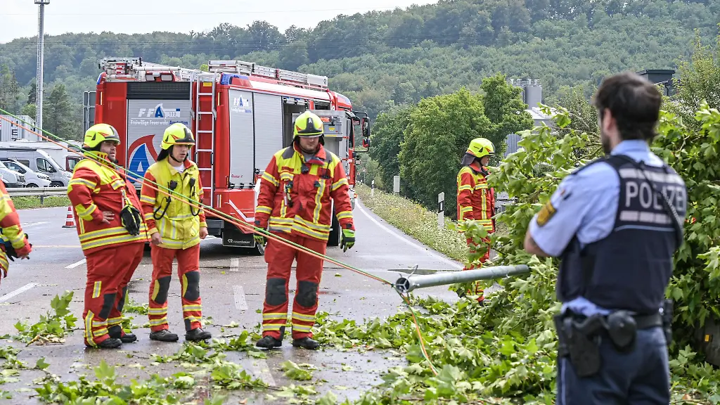 Die-Ampel-wurde-bei-einer-heftigen-Gewitterzelle-durch-einen-umstuerzenden-Baum-zu-Fall-gebracht