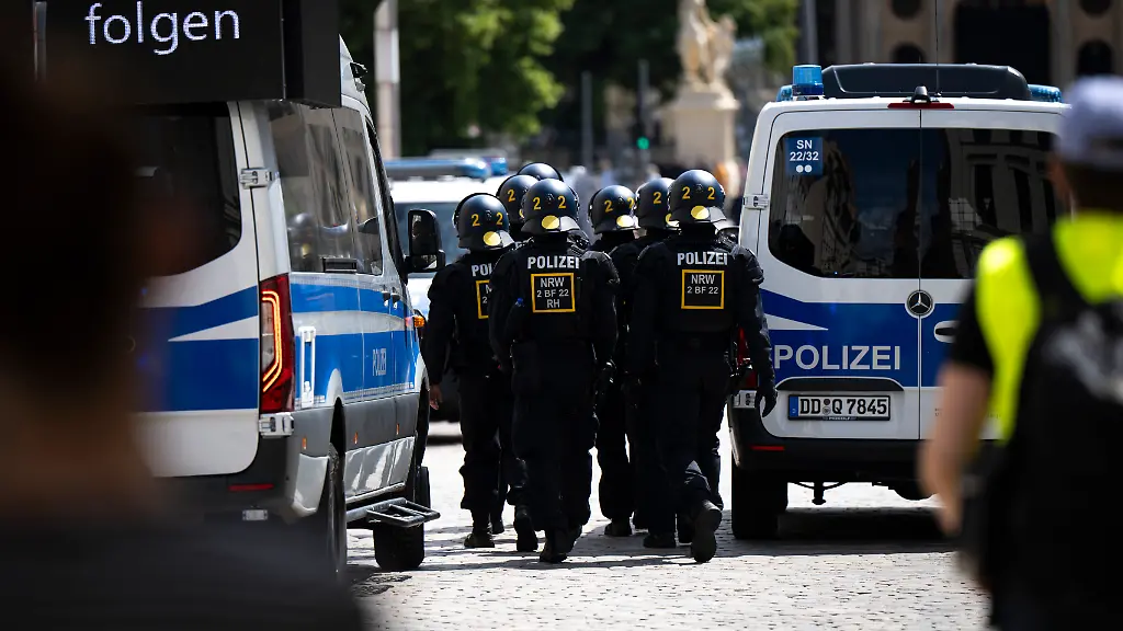 Einsatzkraefte-der-Polizei-aus-Nordrhein-Westfalen-begleiten-einen-Demozug-Die-AfD-Jugendorganisation-Generation-Deutschland-hat-eine-Demo-zum-Tag-der-Deutschen-Jugend-mit-500-Teilnehmern-in-Schwerin-angemeldet-In-der-Stadt-werden-Gegendemos-mit-Hunderten-Teilnehmern-erwartet