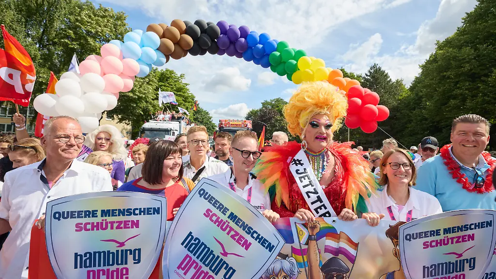 Matthias-Miersch-l-r-SPD-Vorsitzende-der-SPD-Bundestagsfraktion-Katharina-Fegebank-Gruene-Zweite-Buergermeisterin-von-Hamburg-Christoph-Kahrmann-Co-Vorsitzender-Hamburg-Pride-e-V-Olivia-Jones-Drag-Queen-Jenny-Saitzek-Co-Vorsitzende-Hamburg-Pride-e-V-und-Andreas-Dressel-SPD-Vorsitzender-der-SPD-Fraktion-in-der-Hamburgischen-Buergerschaft-sowie-weitere-Teilnehmer-stehen-beim-Start-der-Hamburg-Pride-2026-Parade-zum-Christopher-Street-Day-CSD-auf-der-Luebecker-Strasse-Traditionell-am-ersten-Samstag-im-August-bildet-der-Strassenumzug-den-Hoehepunkt-des-Hamburg-Pride