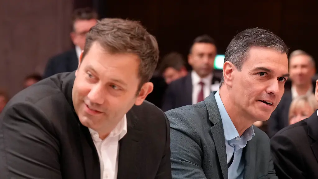 Lars-Klingbeil-gemeinsam-mit-Pedro-Sanchez-dem-spanischen-Ministerpraesident-und-Bundeskanzler-Olaf-Scholz-im-Plenum-beim-SPD-Bundesparteitag-Berlin-09-12