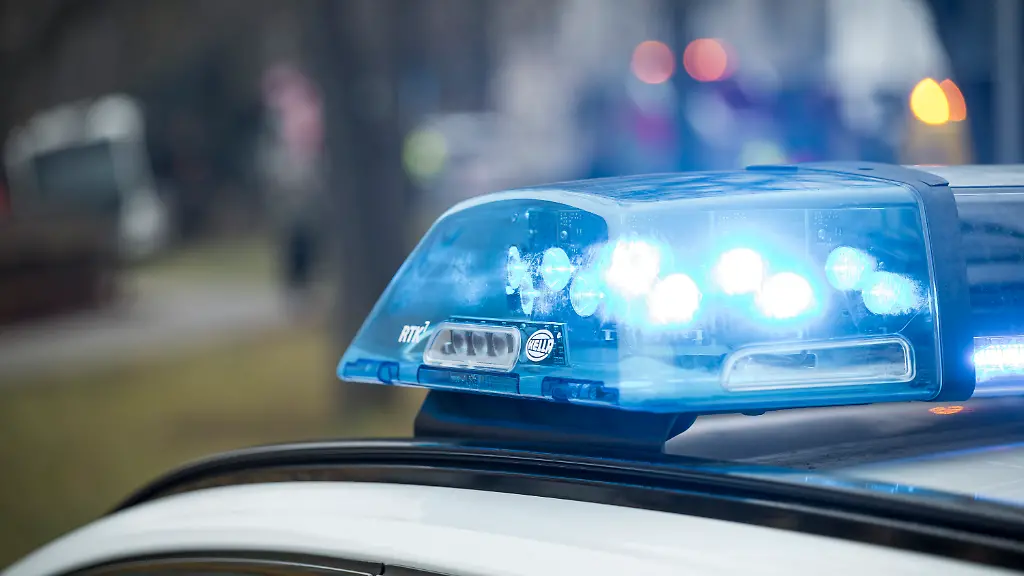 ARCHIV-04-02-2025-Bayern-Coburg-Blaulicht-auf-einem-Einsatzfahrzeug-der-Polizei-am-Unfallort