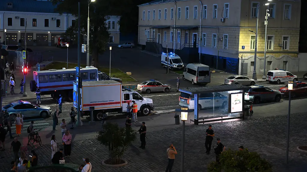 MOSCOW-RUSSIA-AUGUST-01-Emergency-service-teams-arrive-at-the-scene-after-an-explosion-occurred-at-a-restaurant-causing-a-fire-in-Moscow-Russia-on-August-01-2026-According-to-initial-reports-at-least-3-people-lost-their-lives-and-more-than-15-others-were-injured-in-the-blast