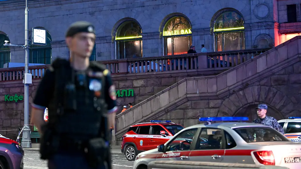 Sicherheitskraefte-sind-am-Ort-einer-Explosion-in-Moskau-Russland-im-Einsatz-an-dem-sich-in-einem-Restaurant-eine-toedliche-Explosion-ereignet-hat