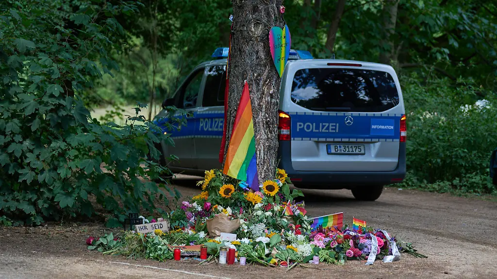 Im-Berliner-Tiergarten-liegen-Blumen-und-Beileidsbekundungen-an-einem-der-Tatorte-im-Berliner-Tiergarten-zwei-Tage-nach-dem-Anschlag-auf-die-Feiern-des-48-Berliner-Christopher-Street-Day-CSD-mit-einer-Toten-und-29-teils-schwer-Verletzten-Foto-vom-27-07-2026-Der-Christopher-Street-Day-in-Berlin-war-in-der-Nacht-zum-Sonntag-von-einem-mutmasslich-islamistisch-motivierten-Anschlag-erschuettert-worden-als-ein-Mann-mit-einem-Kastenwagen-in-eine-Menschenmenge-im-Berliner-Tiergarten-fuhr-und-mit-einer-Stichwaffe-auf-weitere-Passanten-losging-Siehe-epd-Bericht-vom-27-07