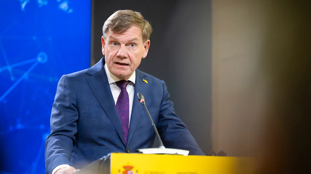 Johann-Wadephul-CDU-Bundesaussenminister-reist-nach-Madrid-und-Lissabon-Hier-bei-einer-gemeinsamen-Pressekonferenz-mit-dem-Aussenminister-von-Spanien-Madrid-26-05-2025