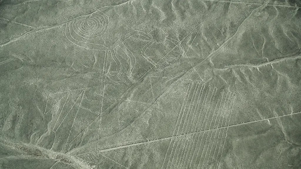 Luftaufnahme-der-Nazca-Linien-Geoglyphe-die-einen-Affen-el-mono-darstellt-eine-der-bekanntesten-Figuren-der-Nazca-Kultur-Nazca-Plateau-Peru