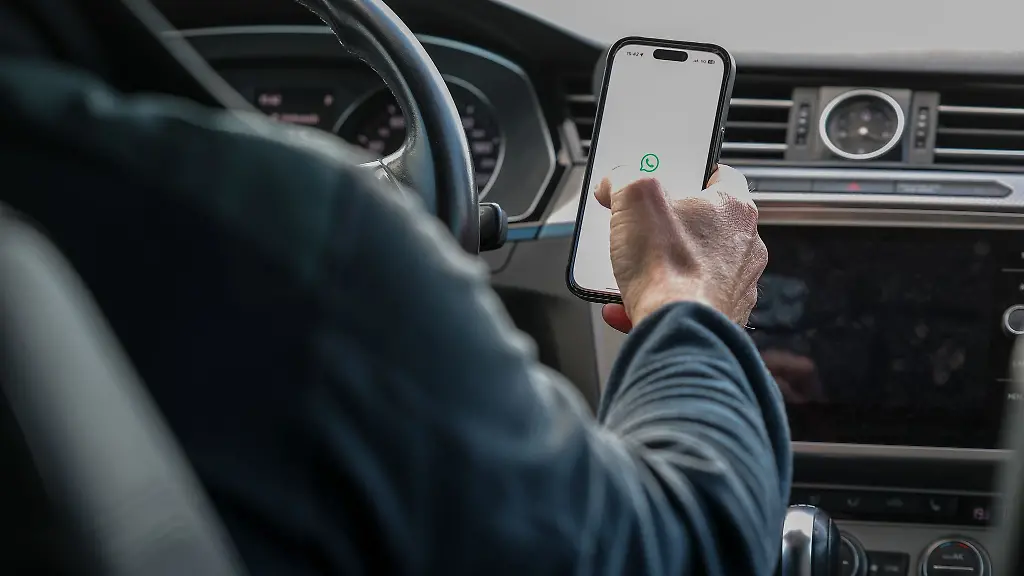 Wer-das-Handy-waehrend-der-Fahrt-bedient-hat-laut-Studien-ein-fast-dreifach-hoeheres-Unfallrisiko