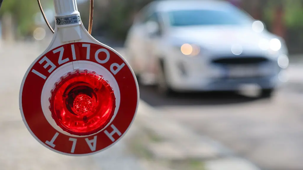Eine-Polizistin-wartet-mit-einer-Kelle-waehrend-einer-Kontrolle